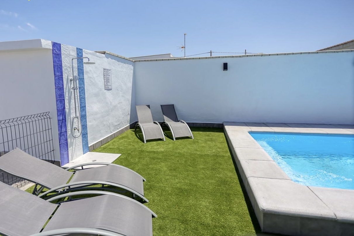Casa Honrado: piscina, ducha exterior y tumbonas