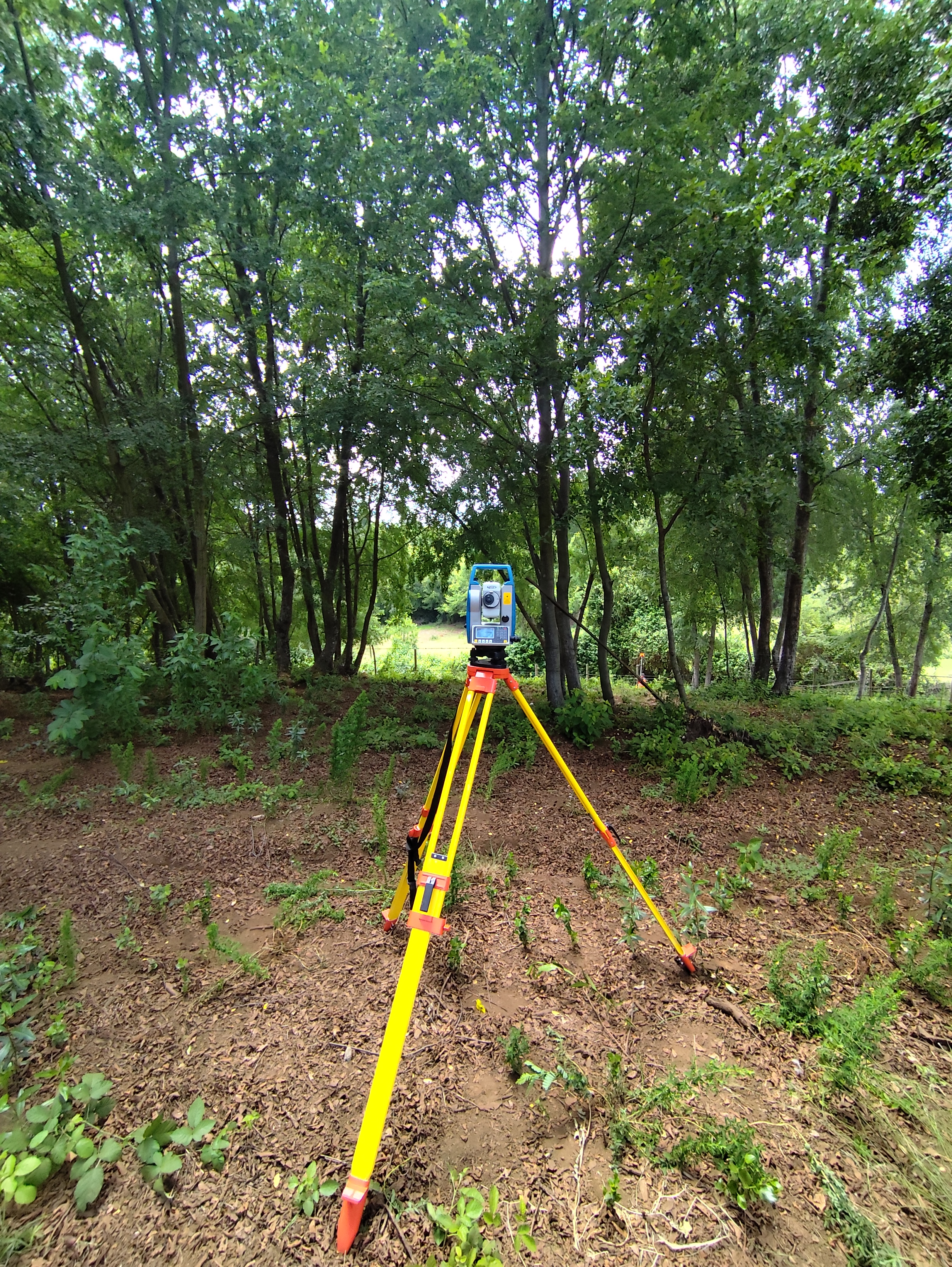 Topógrafo trabajando en terreno con estación total en la VI Región