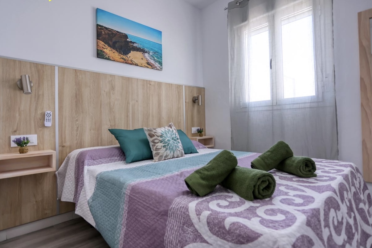Casa Honrado: dormitorio con cama doble