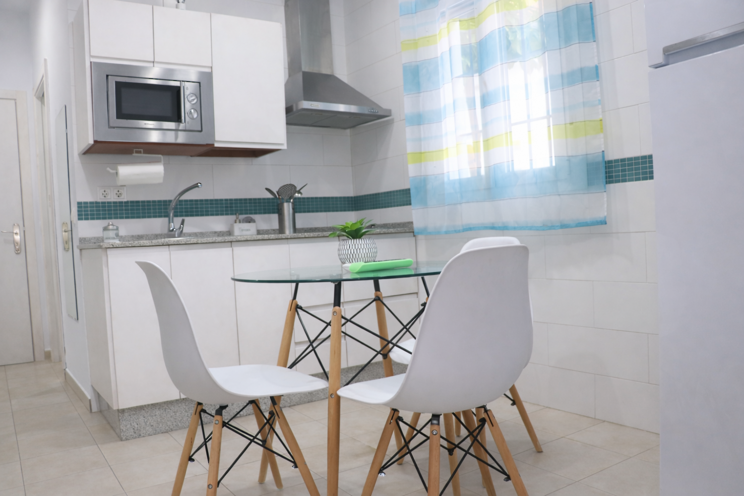 Apartamento Playa Azul: cocina y mesa de comedor