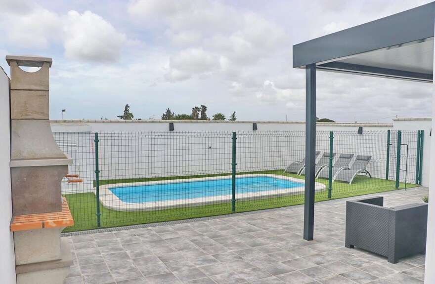 Porche con barbacoa y piscina vallada de Casa El Rellano