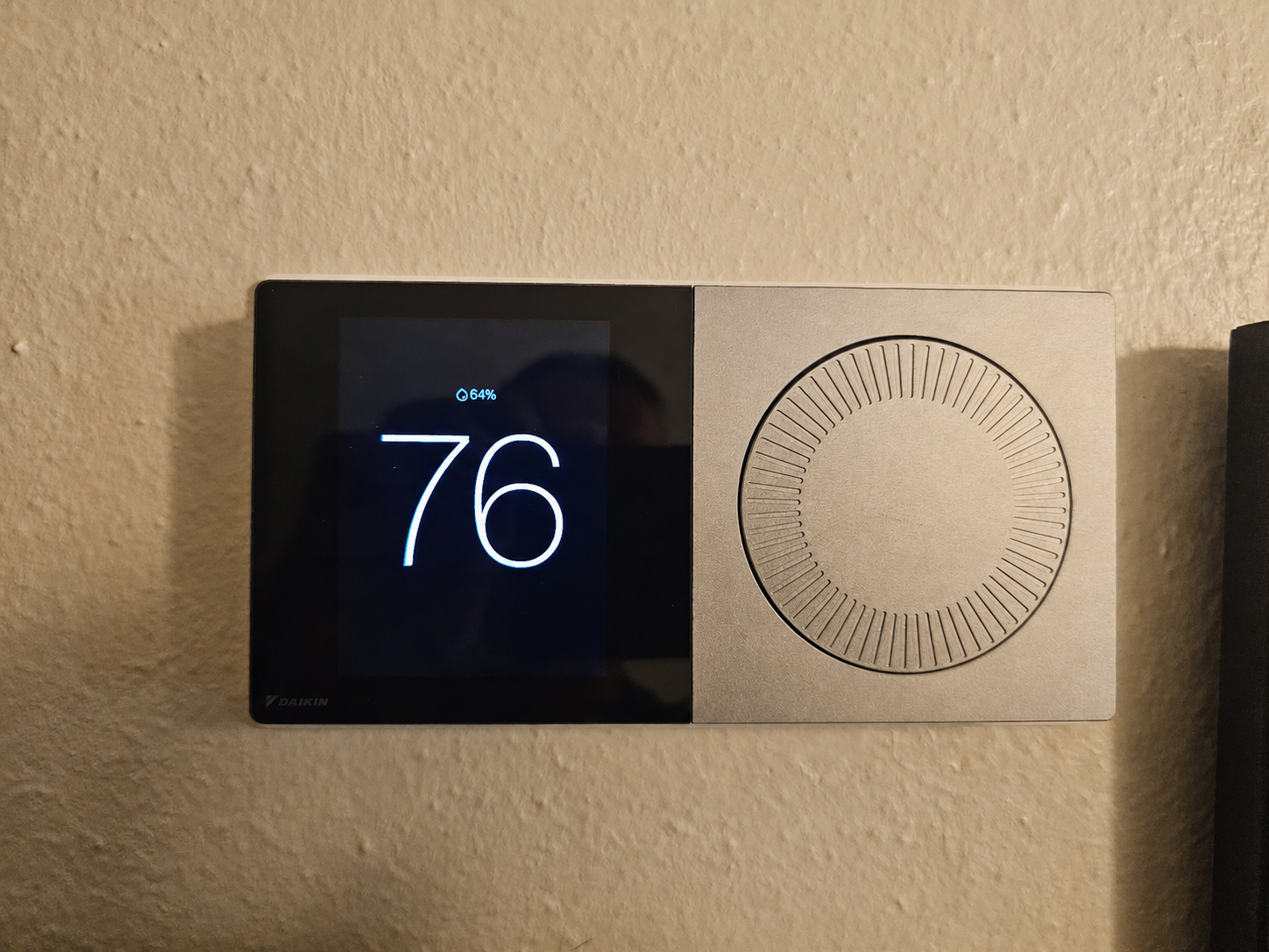 Smart thermostat showing temperature and energy savings settings