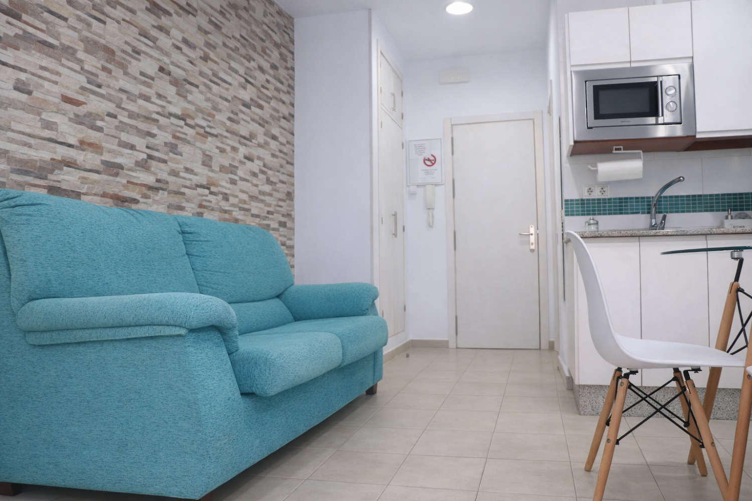 Apartamento Playa Azul: salón hacia la entrada y la cocina
