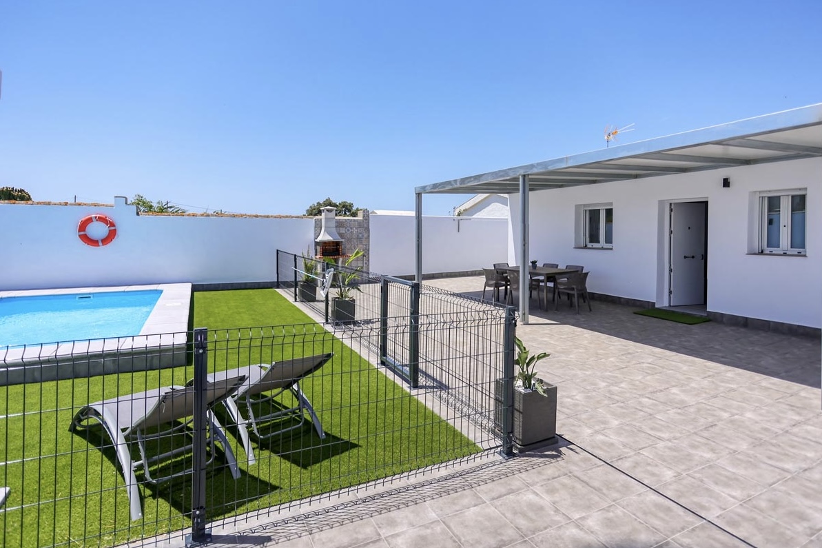 Casa Honrado: piscina vallada, porche y fachada