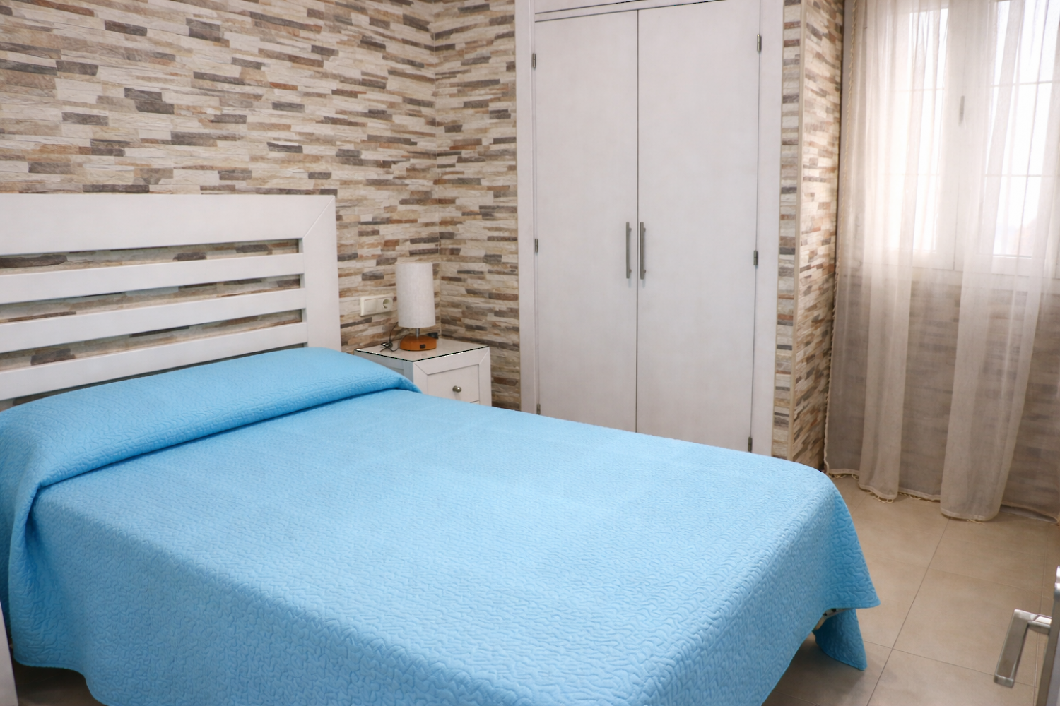 Apartamento Playa Azul: dormitorio con cama doble